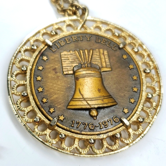 Vintage Liberty Bell Bicentennial Coin Pendant with Gold Toned Necklace - Picture 4 of 8